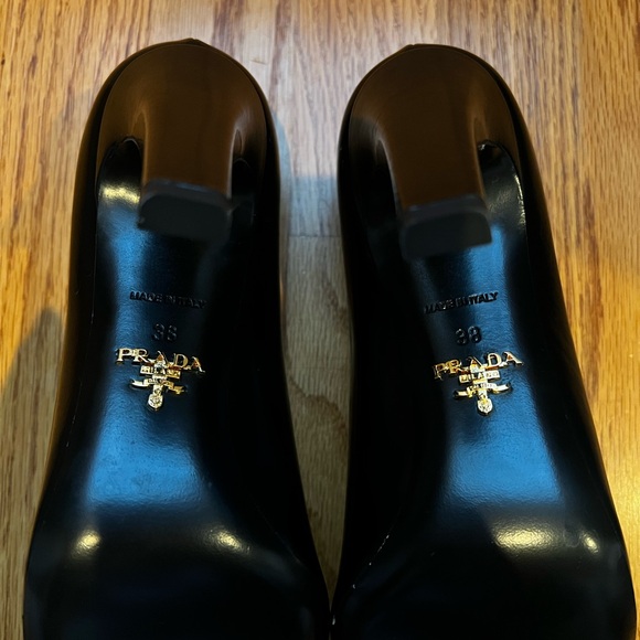 Prada Leather Pointy-Toe Pump in Black - Picture 4 of 10